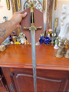 Espada em Metal com Placa de Exposição de Parede.