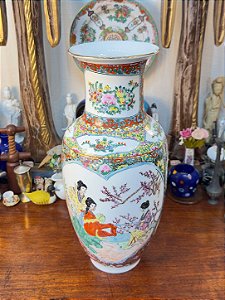 Vaso em Porcelana Chinesa Família Rosa (Figuras e Florais)