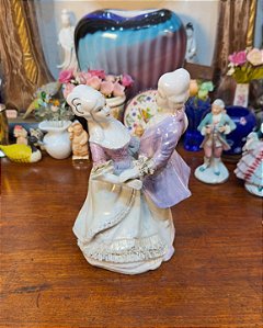 Escultura em Porcelana Casal Dançante Estilo Rococó.