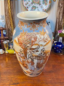 Vaso em Porcelana Japonesa Satsuma em Tom Azul.