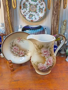 Antigo Gomil em Porcelana Decorado com Rosas e Tons Pastel.