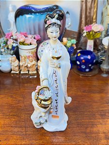Antiga Gueixa em Porcelana Oriental com Cesto de Flores.
