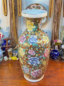 Vaso em Porcelana Chinesa Família Rose Pintado à Mão Estilo “Mille Fleurs”