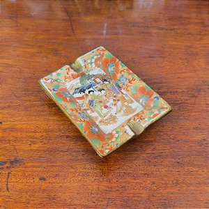 Cinzeiro em Porcelana Japonesa com Cena Oriental.