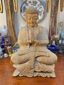 Escultura de Buda Madeira em Postura de Meditação sobre Base de Lótus.