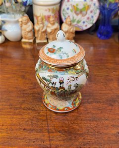 Pequeno Potiche em Porcelana Chinesa Pintado à Mão - Lotus Blooms Brand