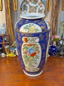 Vaso em Porcelana Chinesa com Fundo Azul Cobalto.