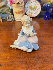 Estatueta em Porcelana Alemã Lippelsdorf - Dama Reclinada Com Livro