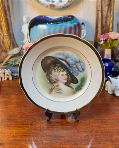 Antigo prato em Porcelana Real com Retrato de Dama “Gainsborough”.