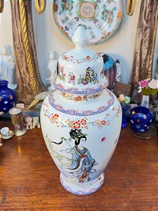 Potiche em Porcelana Chinesa Pintado à Mão com Cenas Auspiciosas.