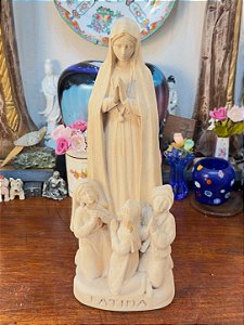 Escultura Nossa Senhora de Fátima com os Três Pastorinhos em Madeira Esculpida