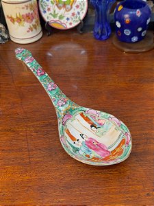 Antigo Colherão em Porcelana Chinesa Família Rosa.