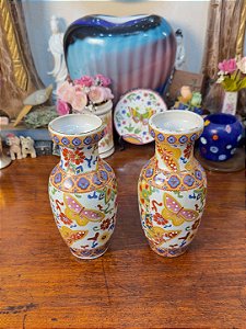 Par de pequenos Vasos em Porcelana Japonesa Satsuma.