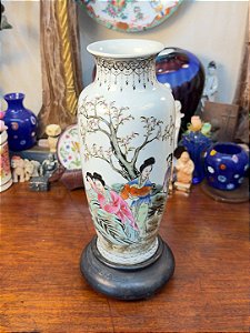 Vaso Antigo em Porcelana Chinesa Pintado à Mão.
