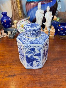 Potiche Hexagonal em Porcelana Oriental Azul e Branca.