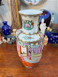 Vaso Porcelana Chinesa Família Rosa – Medalhões Florais.