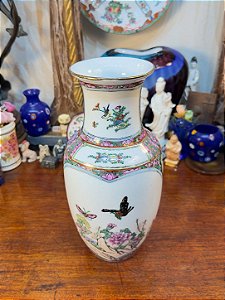 Vaso em Porcelana Chinesa Família Rosa – Pássaros, Borboletas e Florais.