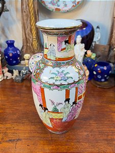 Vaso em Porcelana Chinesa Família Rosa IV – Cenas Palacianas.