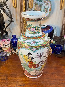 Vaso em Porcelana Chinesa Família Rosa VI – Geishas e Pássaros.