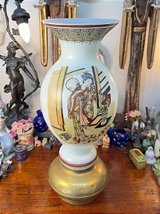 Vaso Antigo Imponente em Opalina – Figura Oriental.