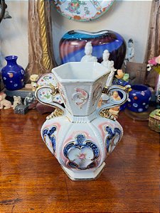 Antigo Vaso Ânfora em Porcelana estilo Rococó.