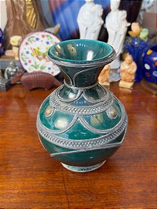 Antigo Vaso em Cerâmica com Aplicações em Metal.
