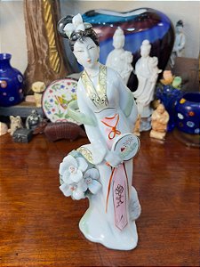 Antiga Dama Oriental em Porcelana.