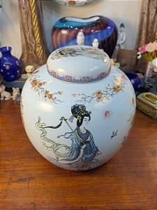 Antigo Pote Ginger Jar em Porcelana Chinesa – Figuras e Pavões