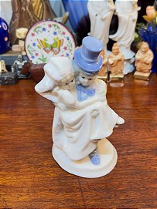 Escultura de Casal de Noivos em Porcelana Nacarada