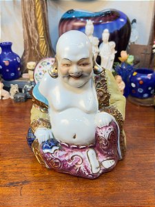 Escultura Antiga Buda Sorridente em Porcelana Oriental.
