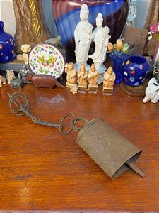 Antigo Chocalho em Ferro Rústico com Corrente.
