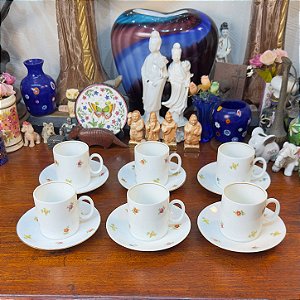 Conjunto com 6 xícaras de café e pires em porcelana Renner.