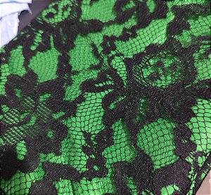 Pano de cabeça de renda preta com forro verde
