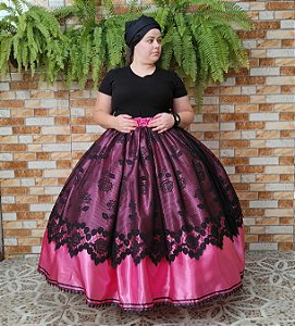 Saia de renda preta com forro rosa
