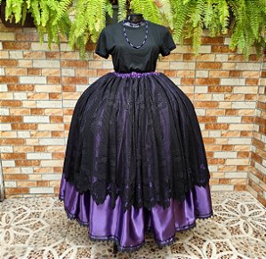 Saia de renda preta com forro roxo