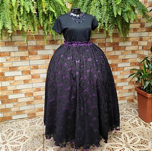 Saia de renda preta com forro roxo