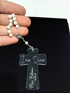 Lembrancinha de Batizado Personalizada – Chaveiro Cruz em Acrílico Cristal com Mini Terço