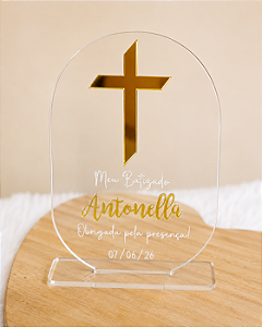 Lembrancinha de Batizado Personalizada – Display em Acrílico com Cruz Dourada e Nome