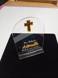 Lembrancinha de Batizado Personalizada – Display Capela em Acrílico Cristal com Cruz Dourada