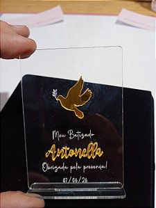 Lembrancinha de Batizado Personalizada – Display em Acrílico com Pomba do Espírito Santo Dourada