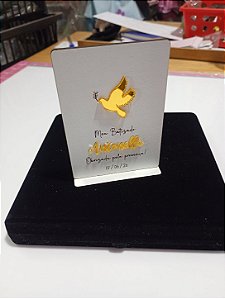 Lembrancinha de Batizado Personalizada – Display em MDF Branco com Pomba do Espírito Santo Dourada