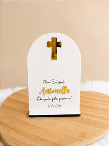 Lembrancinha de Batizado Personalizada – Display Capela em MDF Branco com Cruz Dourada