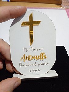 Lembrancinha de Batizado Personalizada – Display Oval em MDF Branco com Cruz Dourada