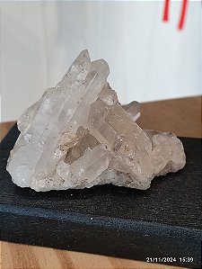 DRUSA DE CRISTAL NA BASE DE MADEIRA