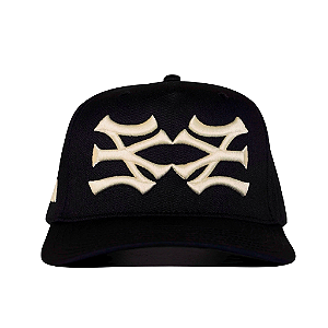 OMA DESIGN STUDIOS - Boné NY NY Side Curved Brim "Preto/Creme" -NOVO-