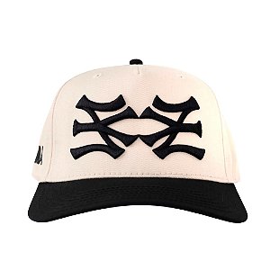 OMA DESIGN STUDIOS - Boné NY NY Side Curved Brim "Creme/Preto" -NOVO-
