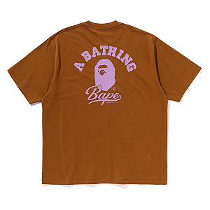 BAPE - Camiseta Cursive College Logo Relaxed Fit "Marrom/Rosa" -NOVO-