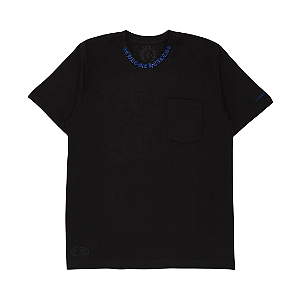 CHROME HEARTS - Camiseta Neck Logo Pocket "Preto/Azul" -NOVO-