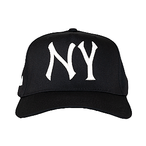 OMA DESIGN STUDIOS - Boné NY Curved Brim "Preto/Branco" -NOVO-