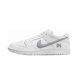 NIKE x SUPREME - SB Dunk Low 94 "White Metallic Silver" -NOVO-